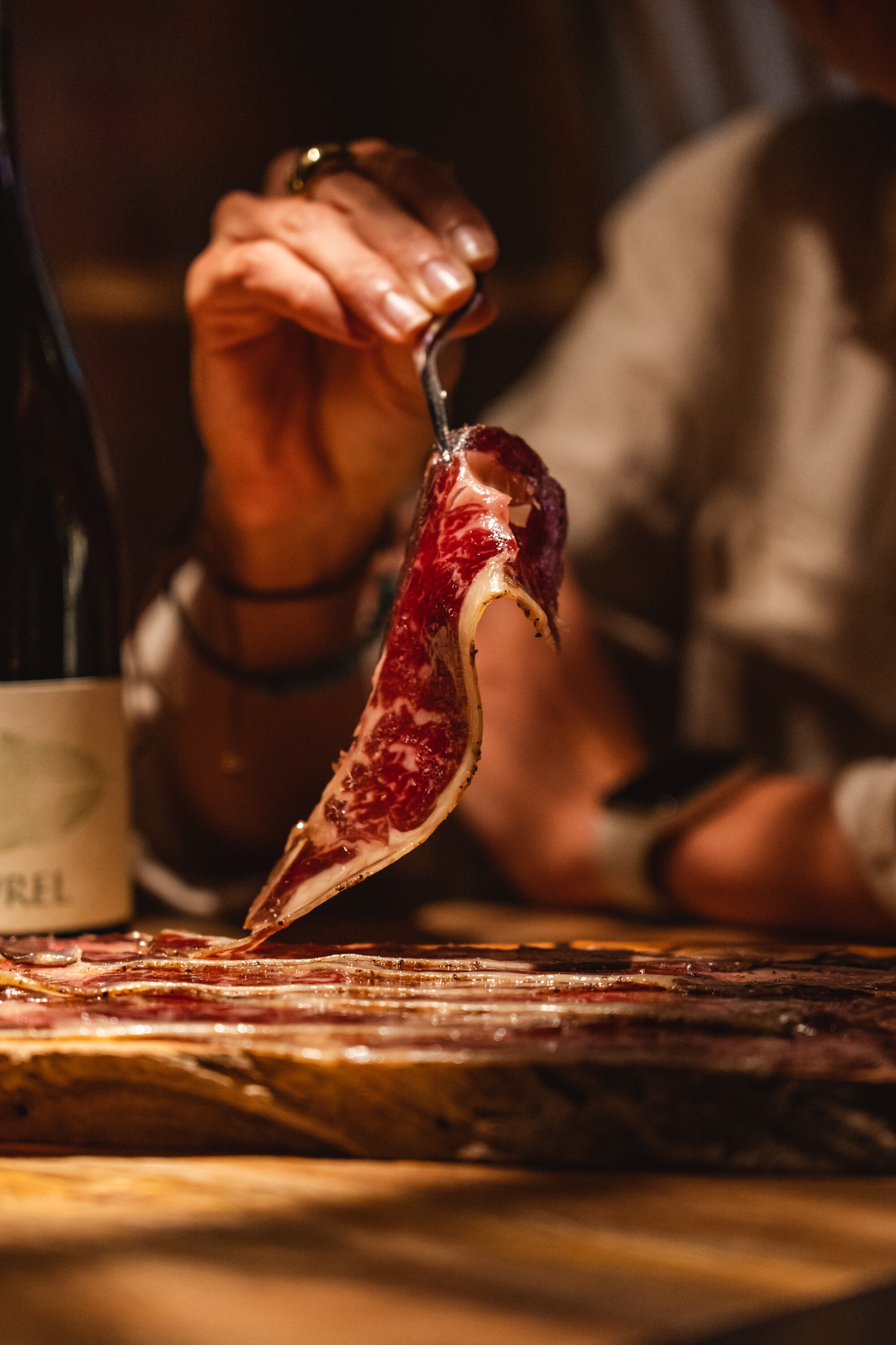 Llengua d&#039;Angus fumada amb adobats (Restaurant Carnal))