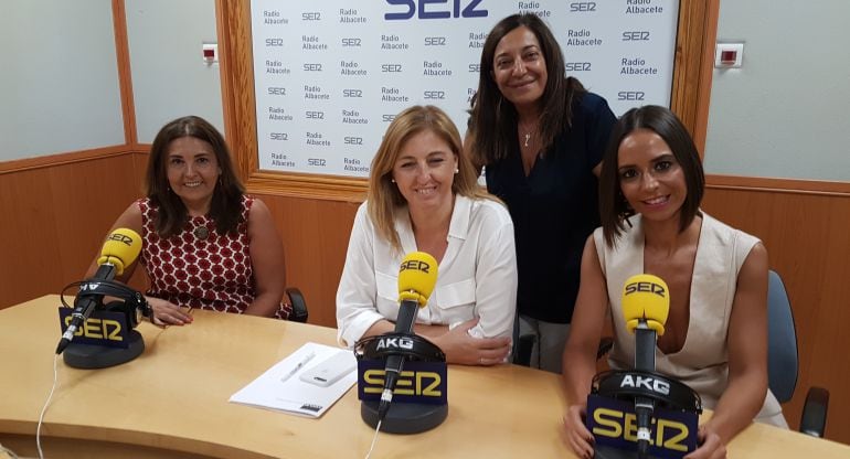 Amelia Fernández, Ángela González y Lola Muñoz, junto a la directora de Radio Albcete, Justina Gómez