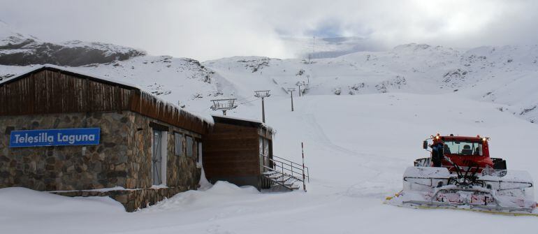 Sierra Nevada ya ha recibido a los primeros esquiadores de la temporada.