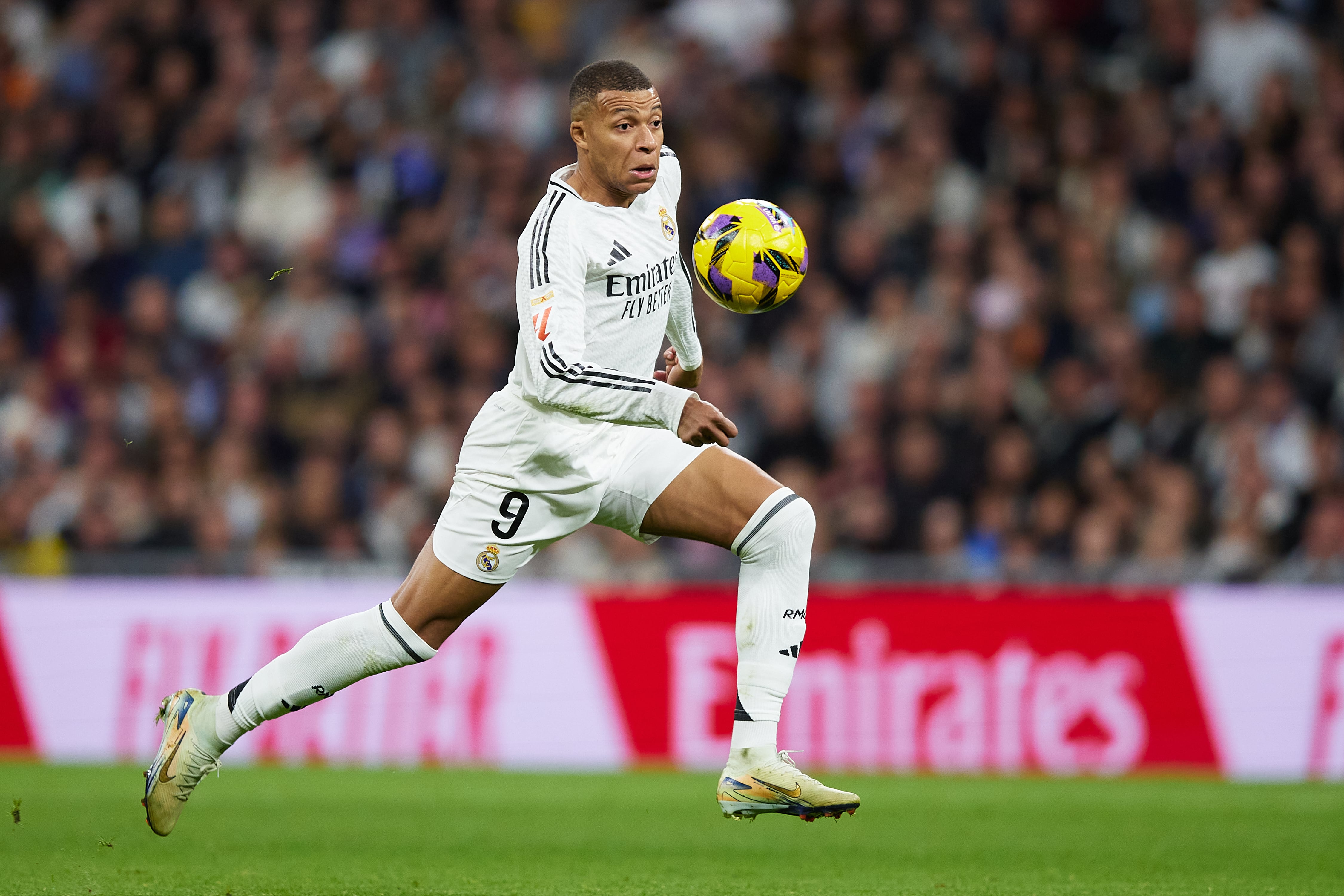 Mbappé corre tras un balón al espacio en el partido ante el Sevilla