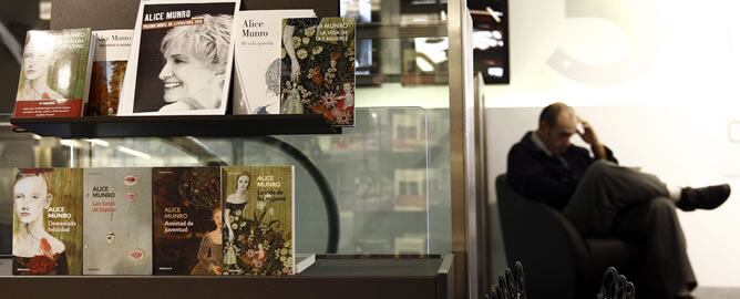 Varias obras de Alice Munro en unos grandes almacenes.