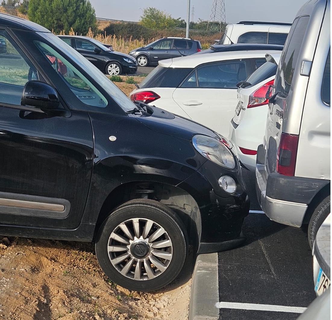 Vehículos caídos a la parcela anexa