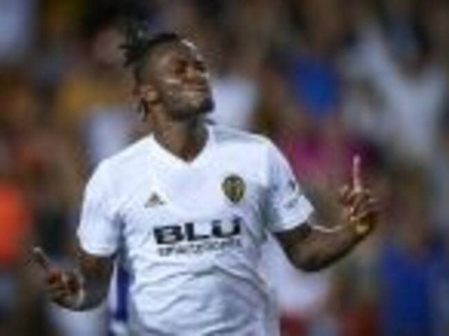 VALENCIA, SPAIN - SEPTEMBER 26: Michy Batshuayi of Valencia celebrates after scoring the first goal during the La Liga match between Valencia CF and RC Celta de Vigo at Estadio Mestalla on September 26, 2018 in Valencia, Spain. (Photo by Quality Sport Images/Getty Images)