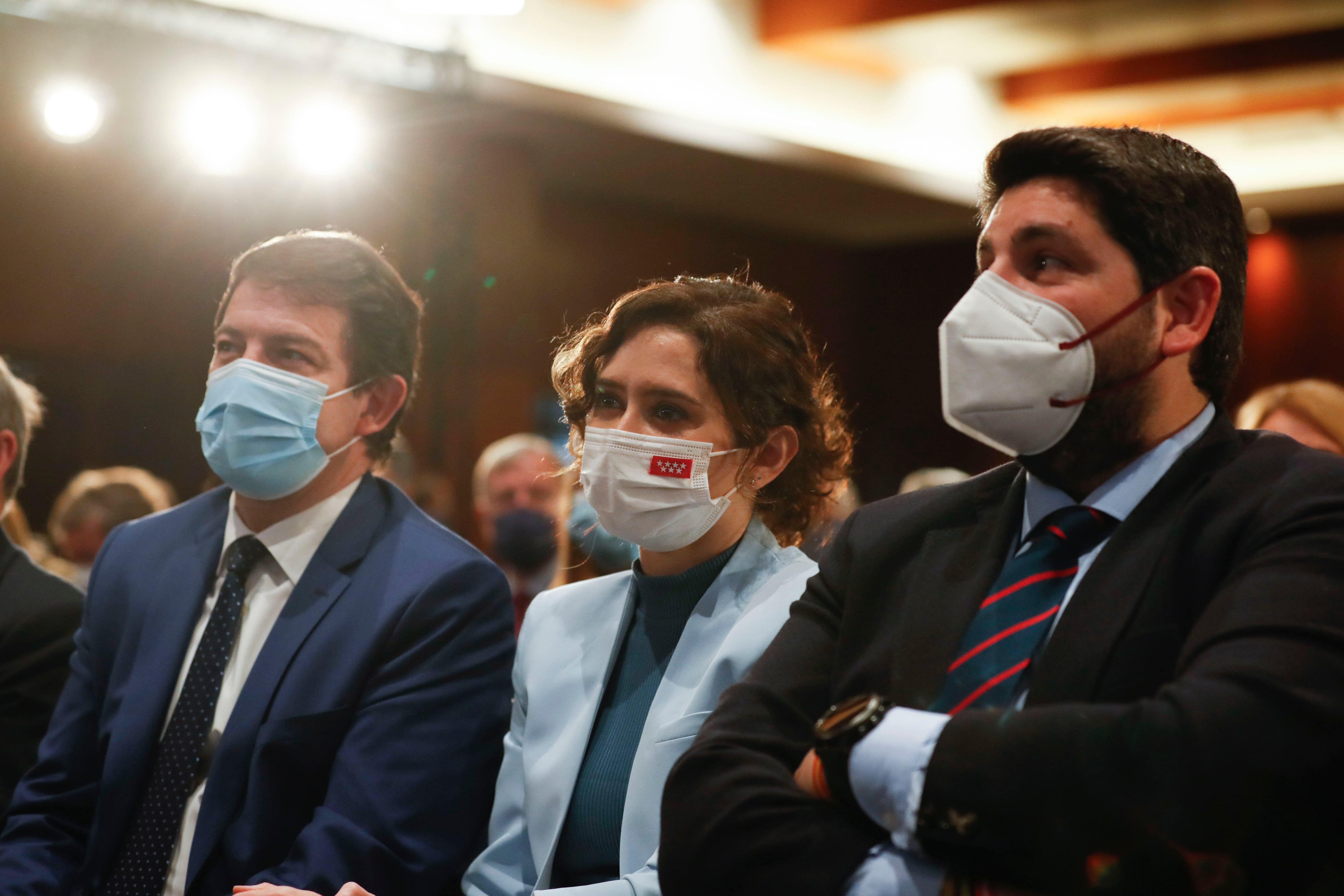 El presidente en funciones de Castilla y León, Alfonso Fernández Mañueco (i), la presidenta de Madrid, Isabel Díaz Ayuso (c) y el presidente de Murcia, Fernando López Miras (d) durante la Junta Directiva Nacional del Partido Popular este martes en Madrid.