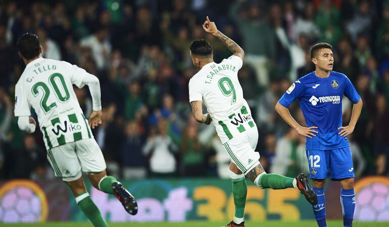 El verdiblanco Sanabria (9) celebra un tanto durante el partido de la primera vuelta en el Estadio Benito Villamarín.
