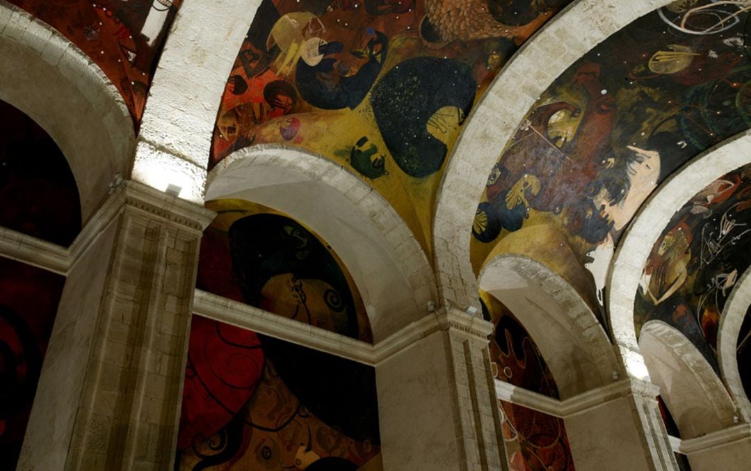 Interior de la iglesia de San Juan Bautista de Alarcón (Cuenca) decorada con las pinturas murales de Jesús Mateo.