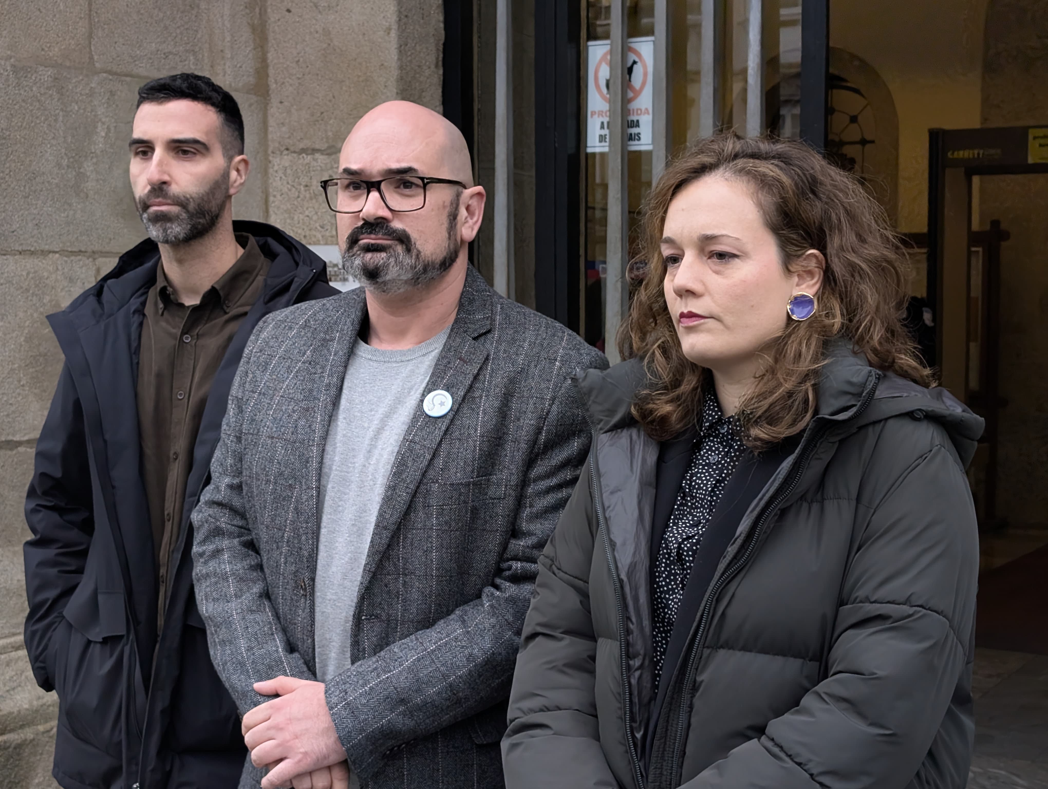 Los tres diputados del BNG en el gobierno provincial de Lugo salen al exterior de San Marcos tras abandonar la junta de gobierno, al acudir José Tomé a presidirla.