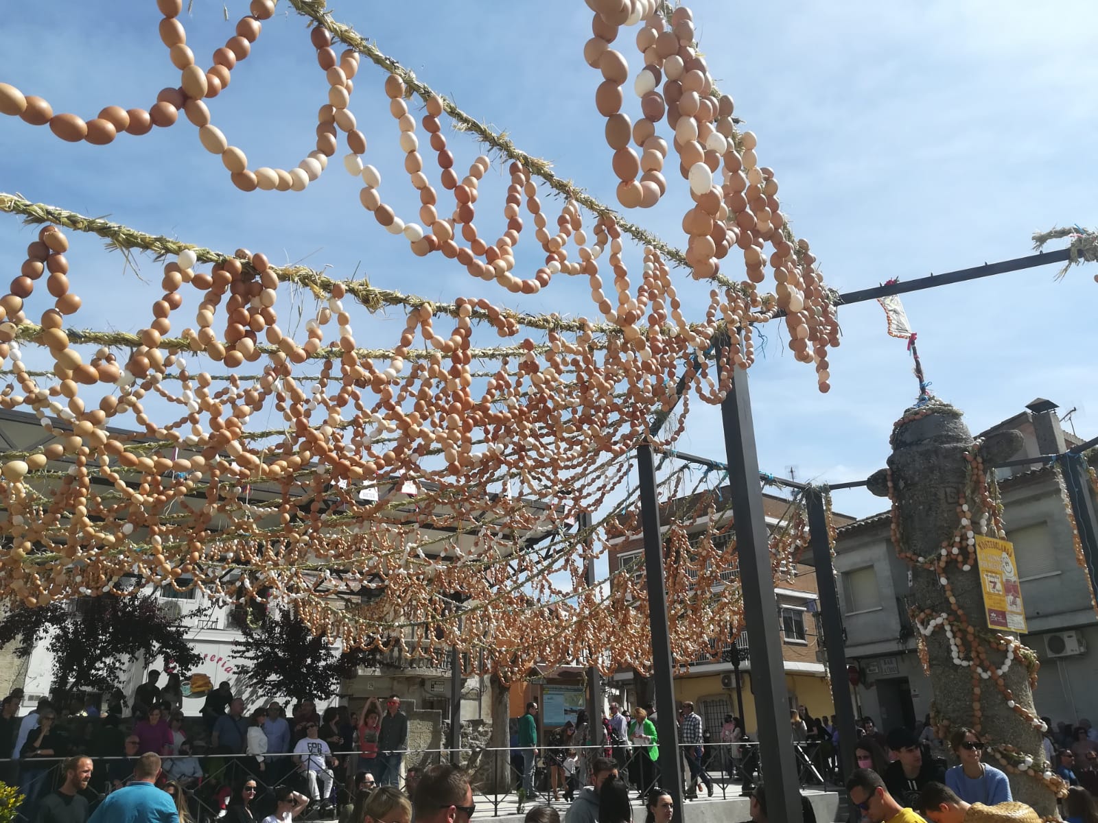 Detalle de la plaza Mayor de Montesclaros el domingo 17 con su rollo centenario y una parte de los 57.062 huevos colgados para volver a batir el récord