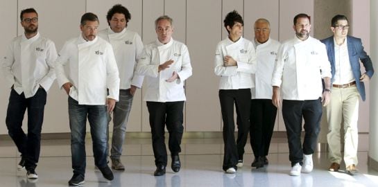 Los cocineros, Christian Puglisi, Joan Roca, Gastón Acurio, Ferrán Adriá, Dominique Crenn, Yukio Hattori y Enrique Olvera (i a 2d), y el director del Basque Culinary Center, Joxe Mari Aizega (d), tras la reunión del consejo asesor del Basque Culinary Cent