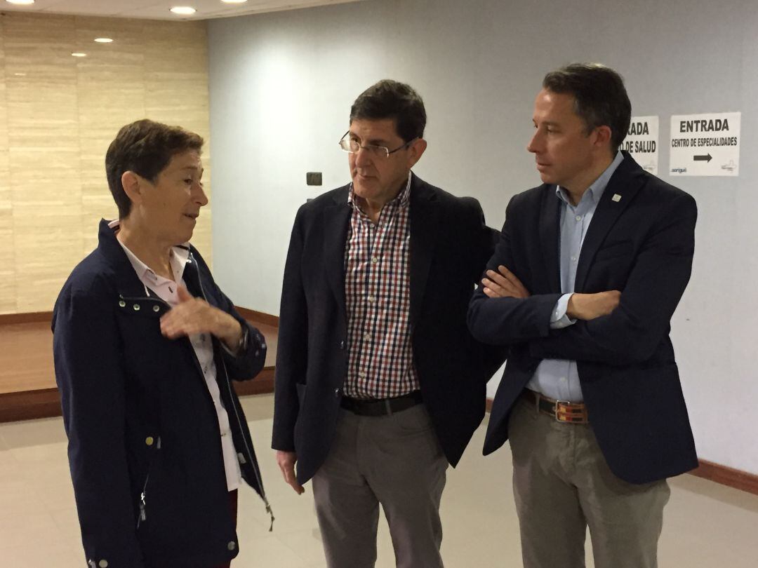 El consejero de Salud, Manuel Villegas, junto a la directora del Área III de Salud, Catalina Lorenzo, y el alcalde de Lorca, Fulgencio Gil