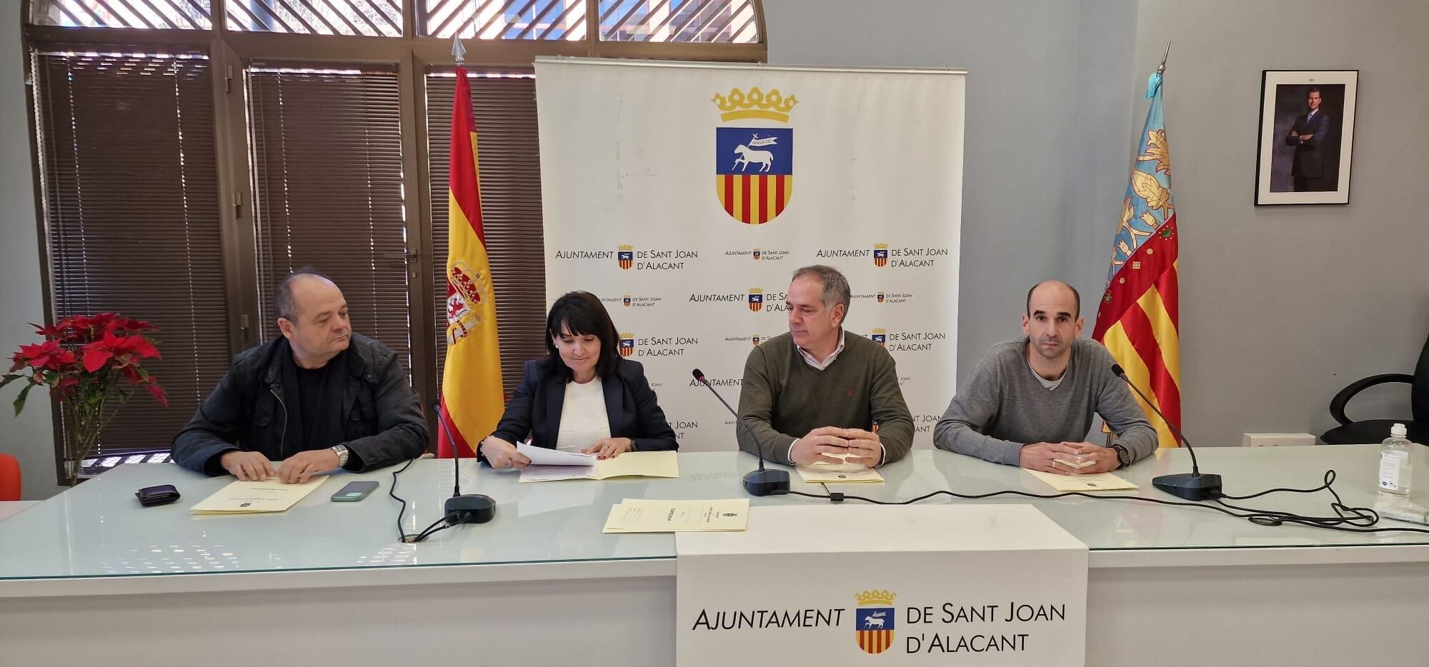 Santiago Román, alcalde de Ciudadanos en Sant Joan d´Alacant (tercero por la izquierda) en una rueda de prensa en el municipio