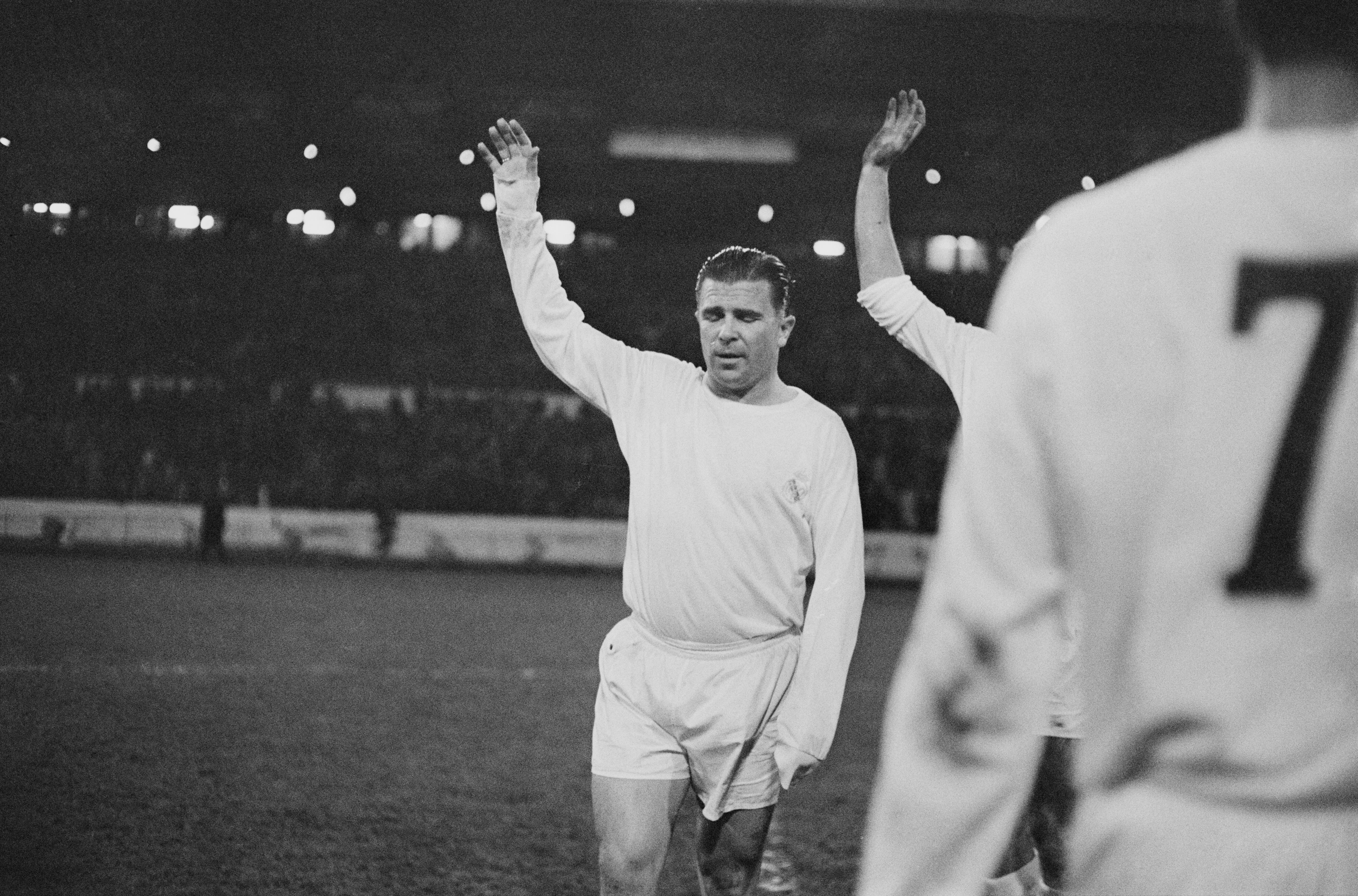 Ferenc Puskas (1927 - 2006)  dirige al Real Madrid frenta al Chelsea en Stamford Bridge, Londres, el 22 de noviembre de 1966