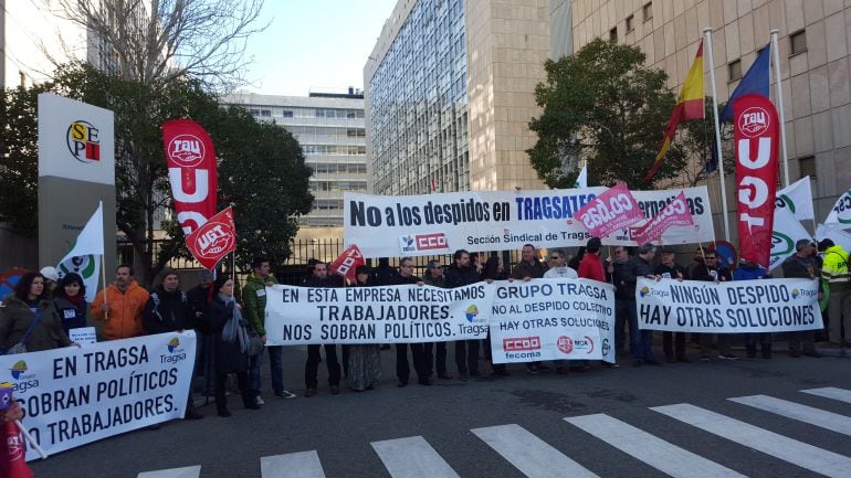 Representantes de los sindicatos protestan frente a la sede de la SEPI.