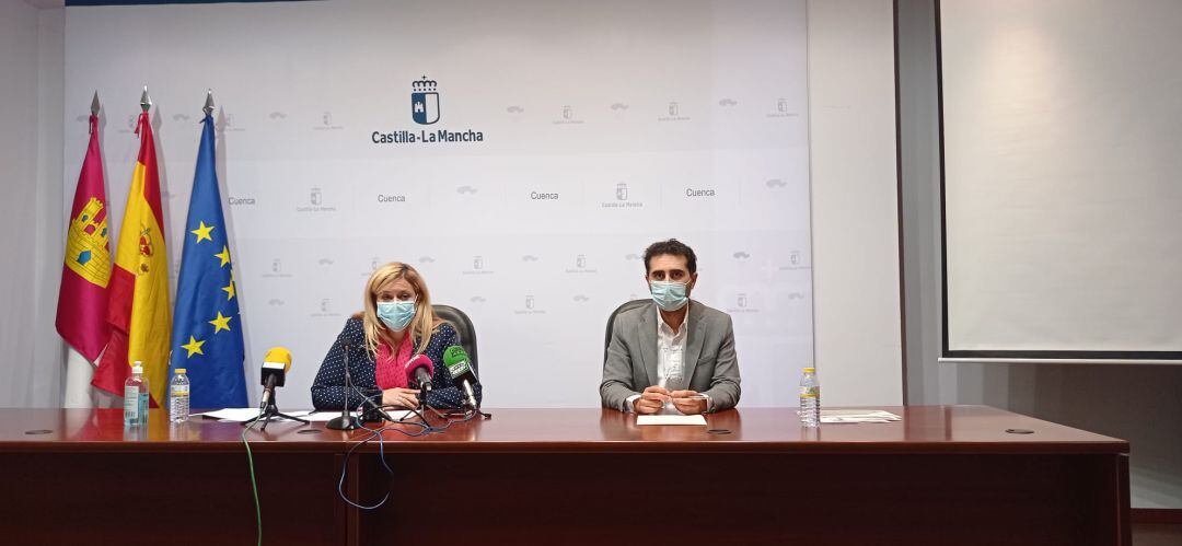 Martínez junto al delegado de Fomento, José Ignacio Benito, durante una rueda de prensa este martes