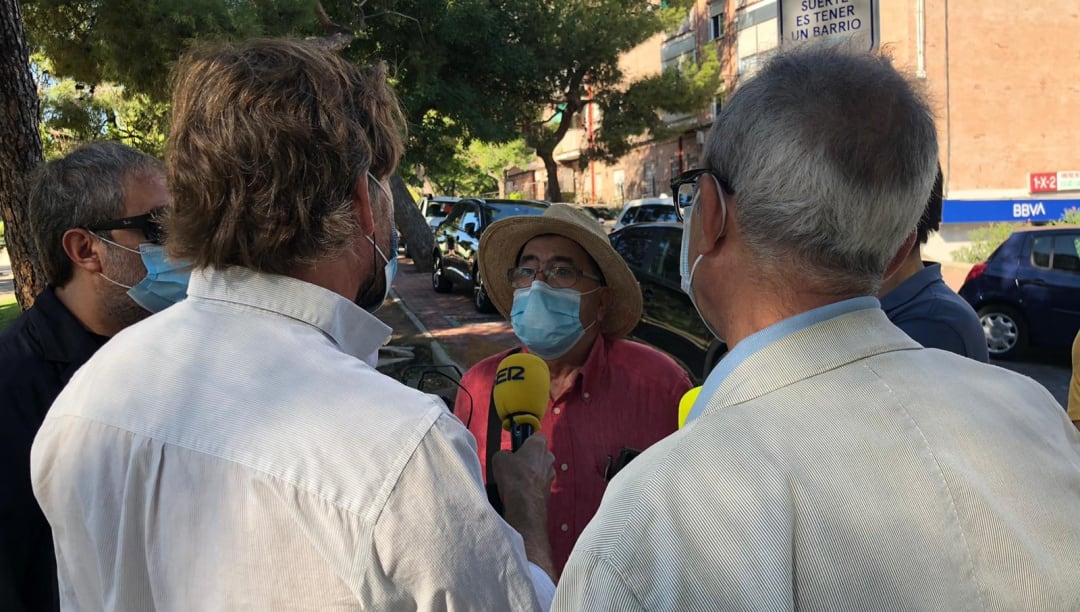 Javier del Pino y Juanjo Millás charlando con varios vecinos del distrito madrileño de Usera