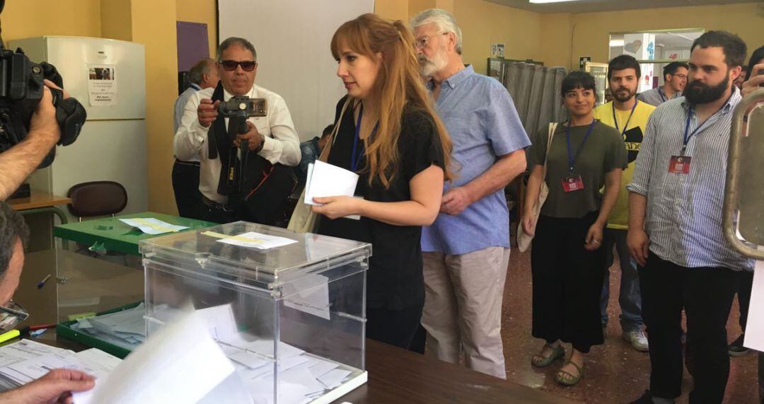 La candidata de Jaén, Sentido y Común, Mar Rodríguez, vota en el colegio electoral.