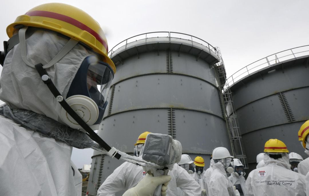 Medida de niveles de radiación en el tanque H4 de la central nuclear de Fukushima Daiichi. 