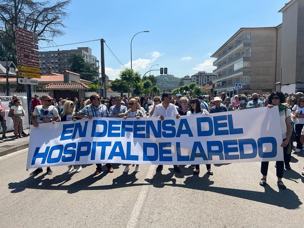 Manifestación en defensa del Hospital de Laredo.