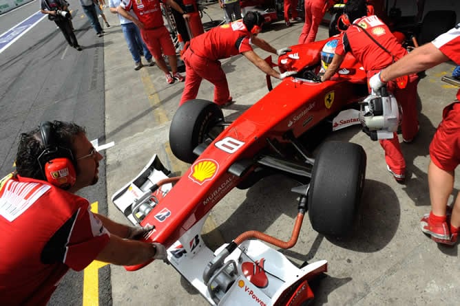 Técnicos de la escudería Ferrari preparan el auto del piloto español Fernando Alonso para participar en la segunda sesión de entrenamientos libres en el autódromo de Interlagos de Sao Paulo previa al Gran Premio de Brasil de Fórmula 1