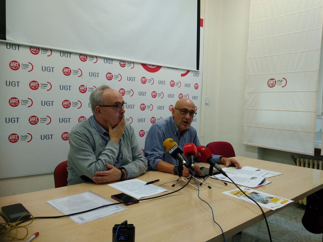 El Secretario Provincial de UGT, Angel del Carmen, y el Secretario de la Unión de Jubilados y Pensionistas de UGT, Antonio Vidales, presentan la campaña &quot;Pensionista reclama&quot;