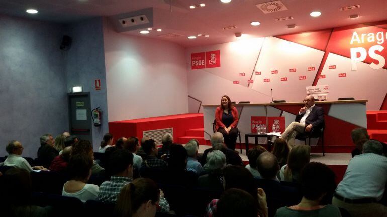 Asamblea abierta del PSOE en Zaragoza. Javier Lambán ha respondido a las preguntas de los afiliados. Ha moderado la directora del Instituto Aragonés de la Mujer, Natalia Salvo