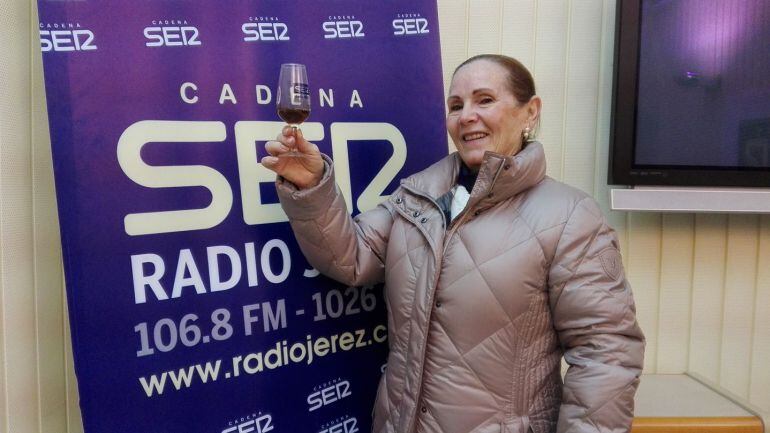 Angelita Gómez, brinda con vino de Jerez por su nombramiento como Hija Predilecta