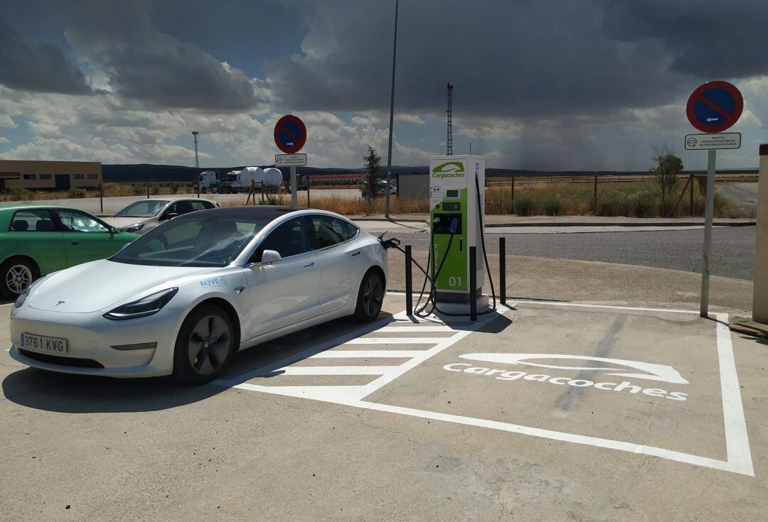 Imagen de un vehículo eléctrico cargándose. 