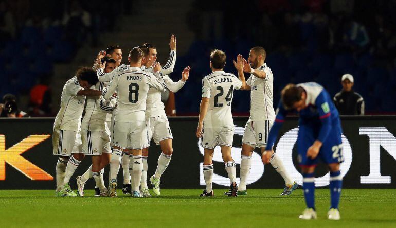 Los madridistas se abrazan después del gol de Bale