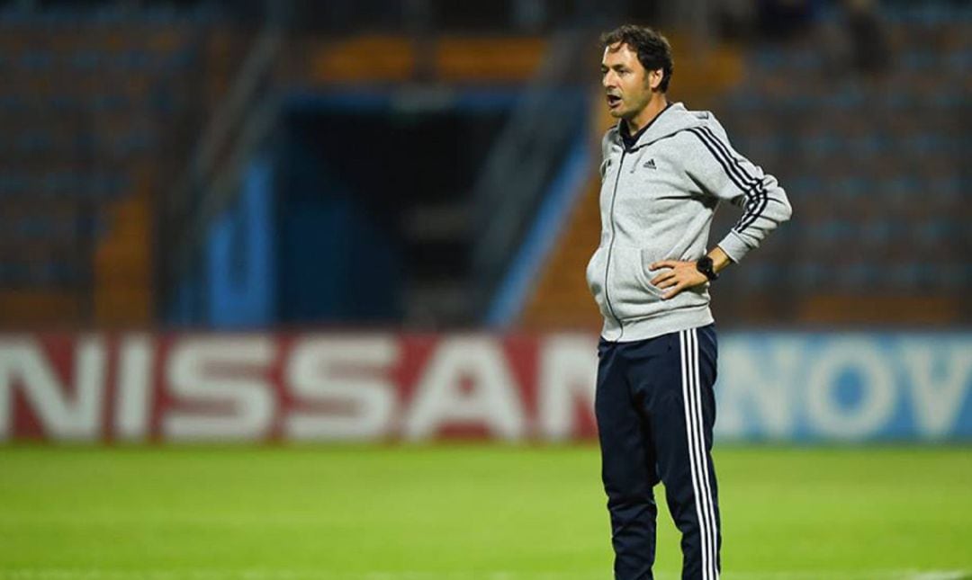 Santi Denia dirigiendo un entrenamiento de la Selección Sub-19