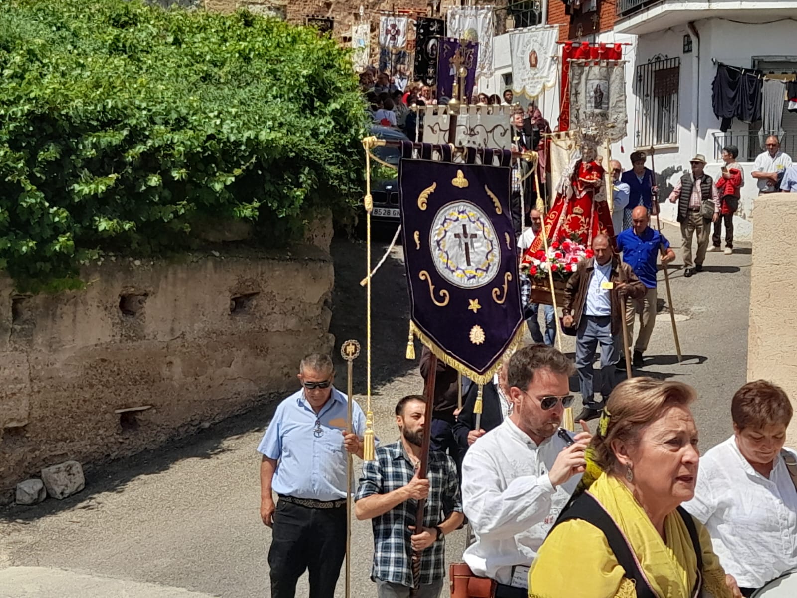 El estandarte de la cofradía raudense de la Vera Cruz ha abierto la procesión de todas las hermandades participantes hasta la iglesia parroquial de Santa María