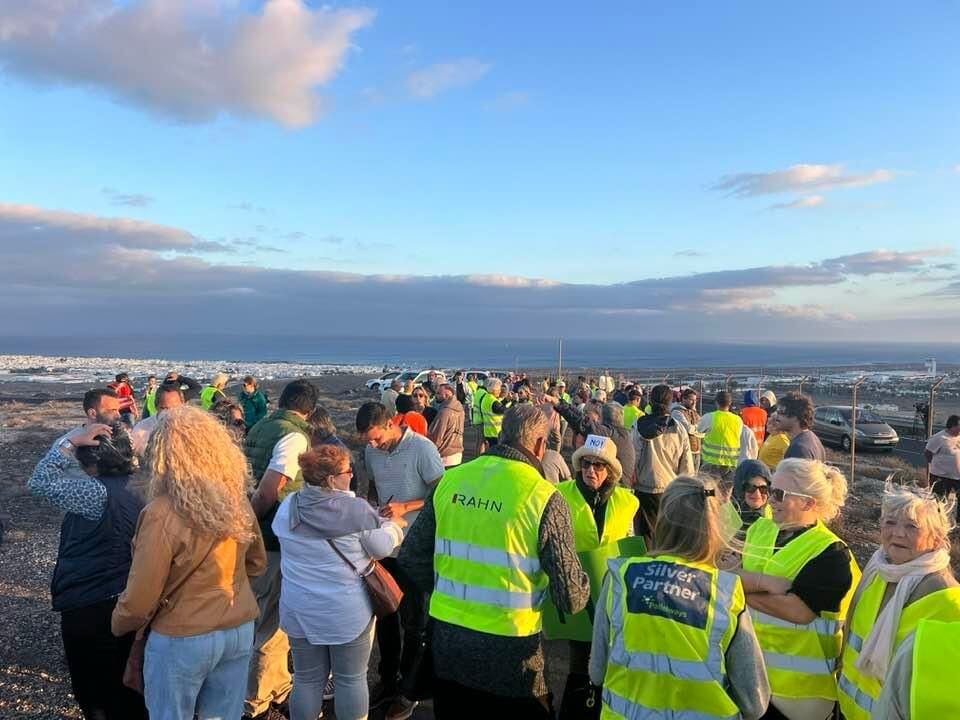 Vecinos concentrados en &#039;El Polvorín&#039; de Güime, Lanzarote, contra la construcción de un centro de acogida de migrantes.