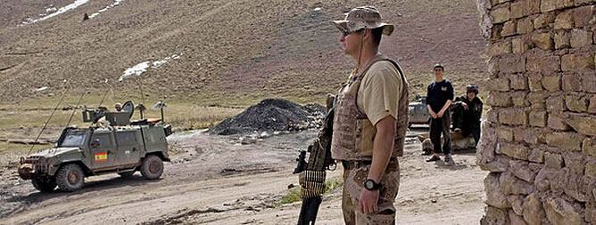 Soldados españoles de la Fuerza Internacional de Asistencia a la Seguridad (ISAF), durante una visita a una mina en Herat (Afganistán)