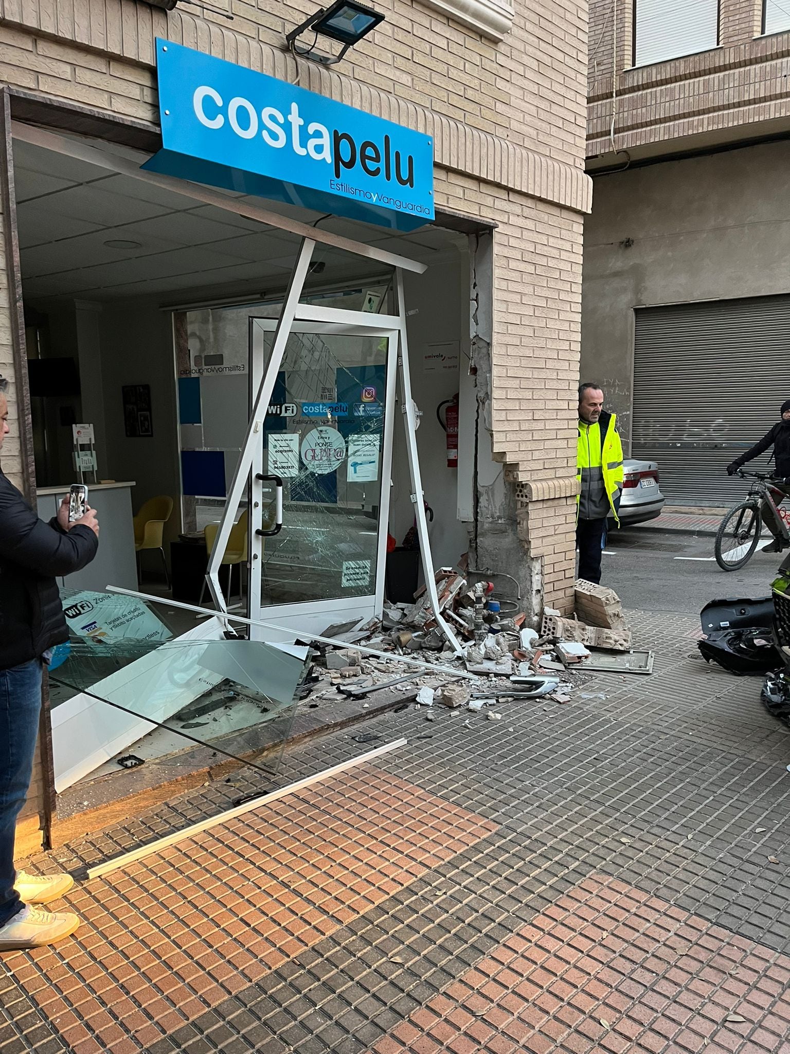 Fachada con los daños tras el accidente