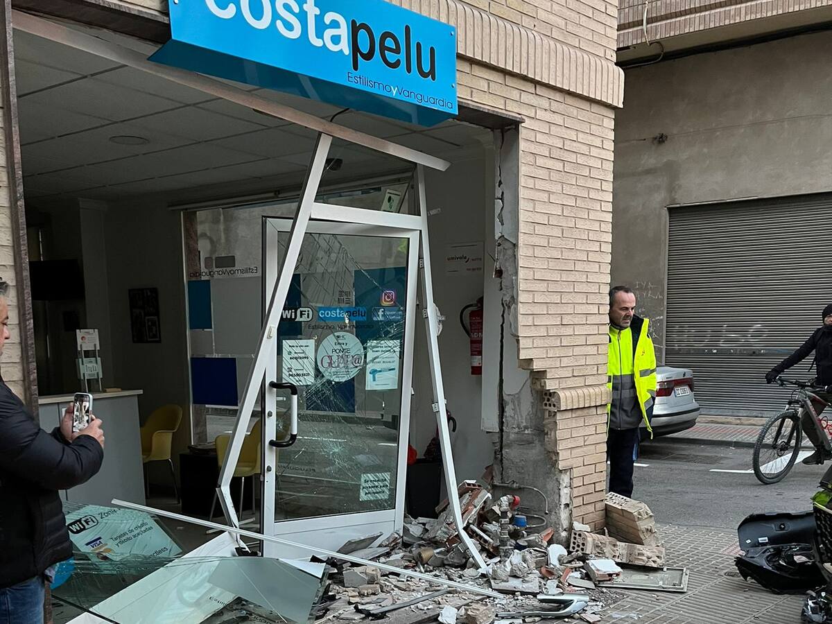 Un accidente de tráfico destroza la fachada de un establecimiento de peluquería