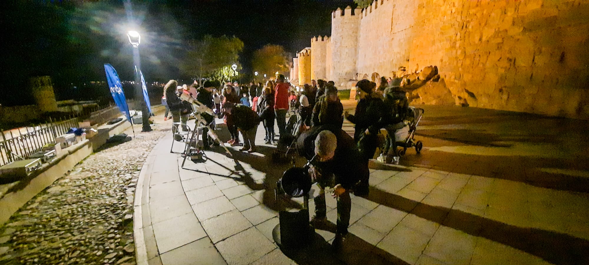 Observación de la luna en el Paseo del Rastro