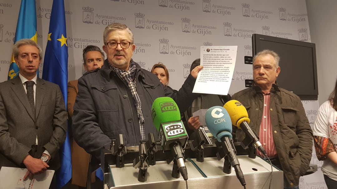 Abogados y afectados de Idental comparecen ante los medios en el Ayuntamiento de Gijón.