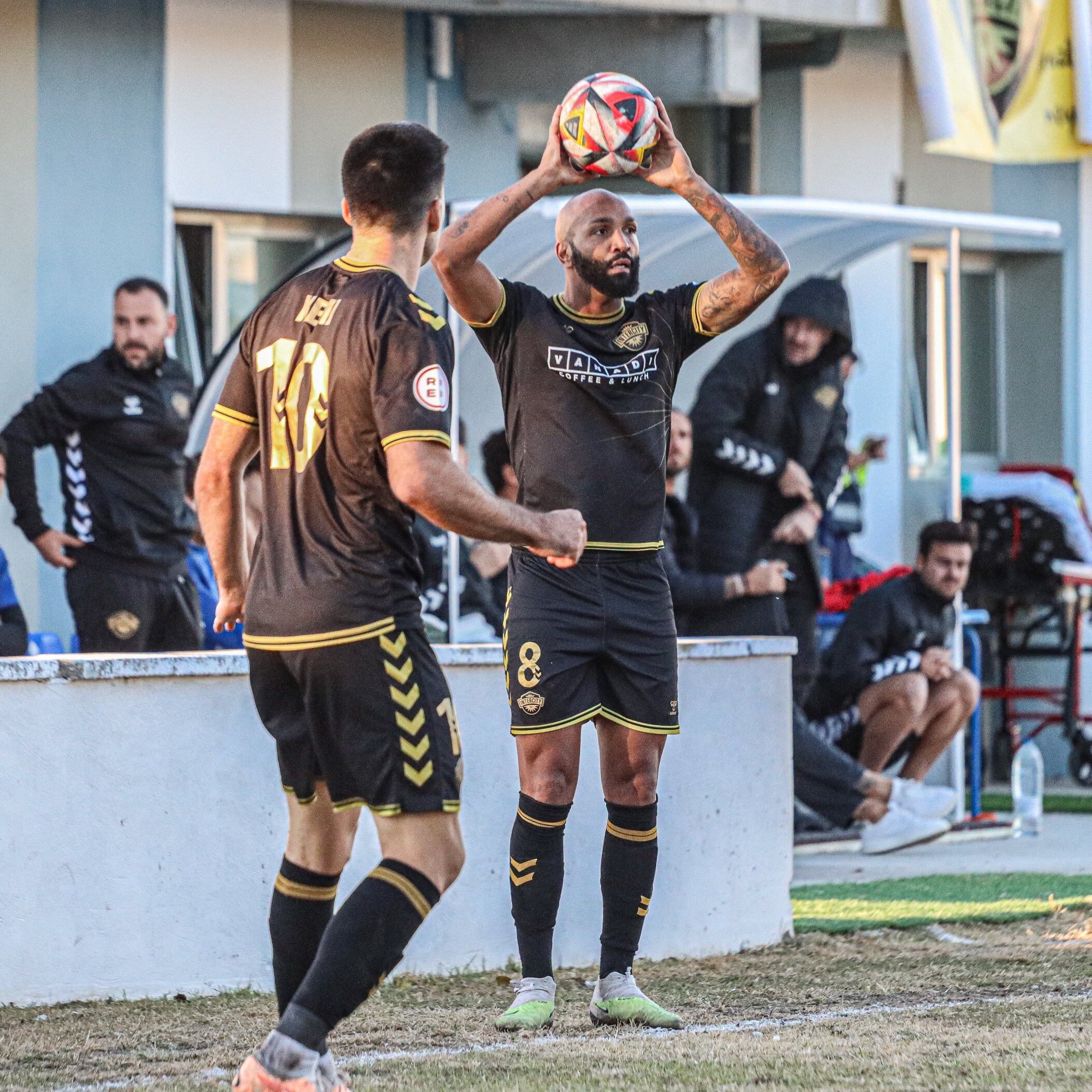 Emilio Nsue, jugador del Intercity, saca de banda frente al Mérida