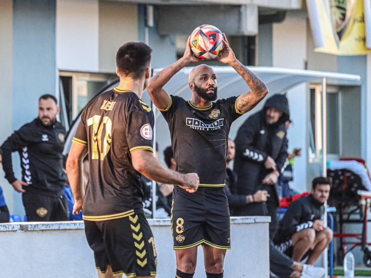 El Intercity pierde ante Mérida y despierta preocupación por el estado del césped del Antonio Solana