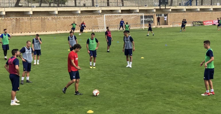 Imanol Idiakez enseña un ejercicio con balón a sus jugadores