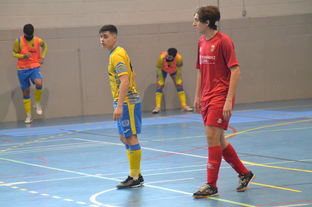 El dianense Javi marcado por un jugador del Segorbe.