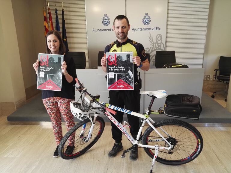 La concejala de Movilidad, Esther Díez, y el Policía Local, Julio Fernández