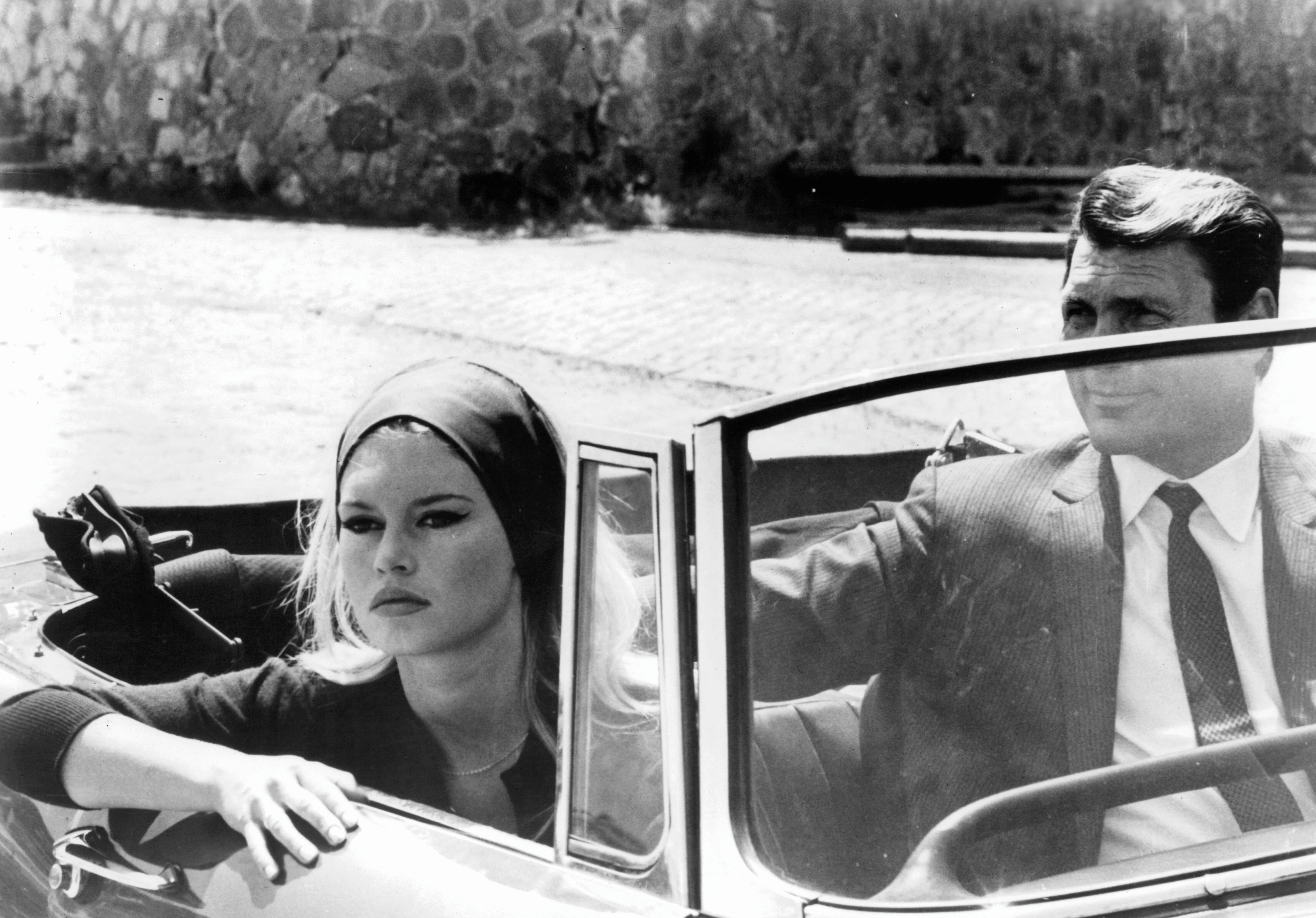 La actriz Brigitte Bardot y Jack Palance, durante el rodaje de una escena de 'El Desprecio'.