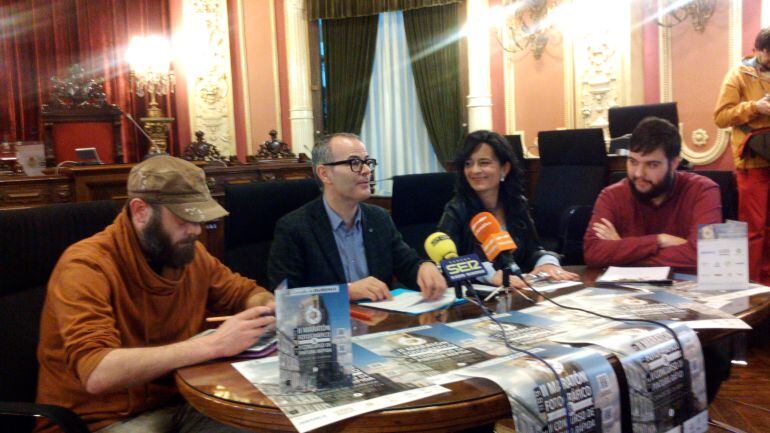 Organizadores: representantes de LADDO, a los lados, y en el centro el alcalde de Ourense y la concelelira, Belén Iglesias