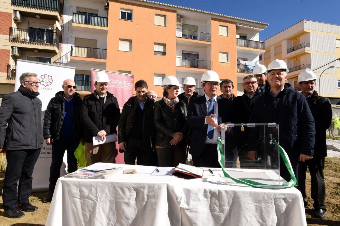 Acto de colocación de la primera piedra de las VPO de Guadix.