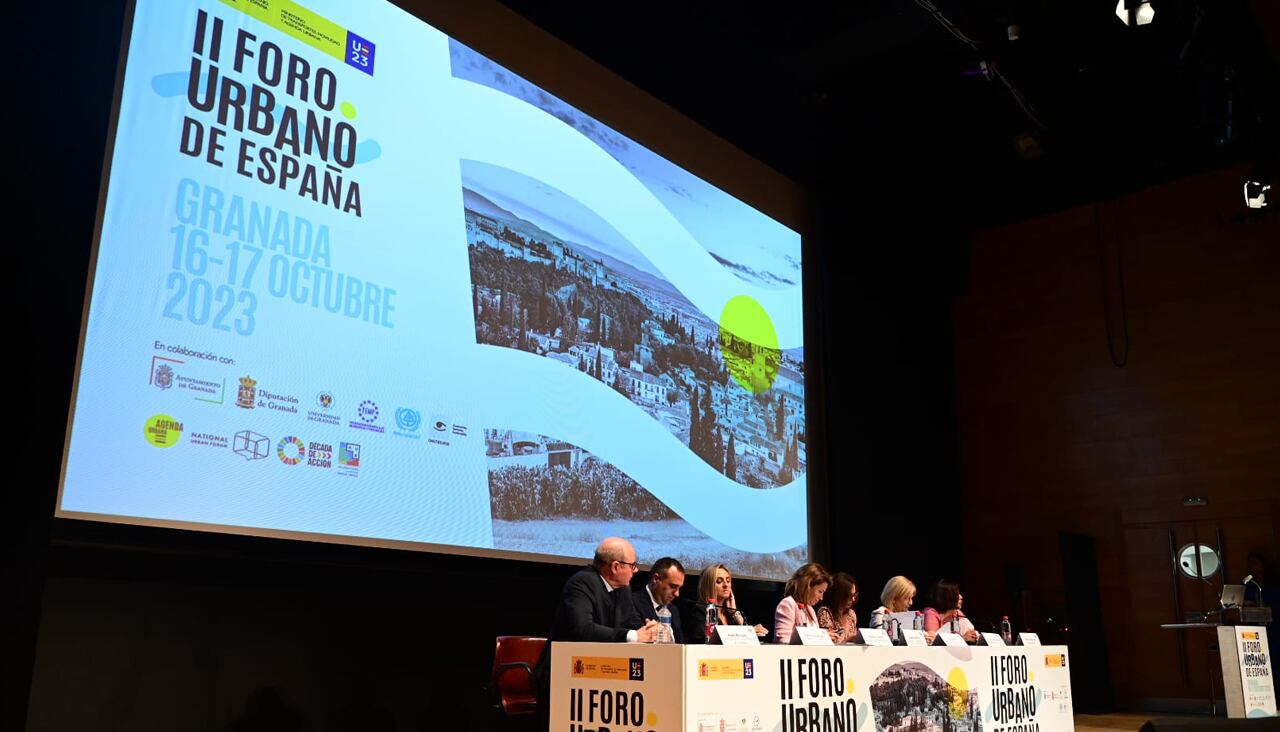 La ministra de Transportes y el resto de autoridades en la inauguración del II Foro Urbano de España en Granada