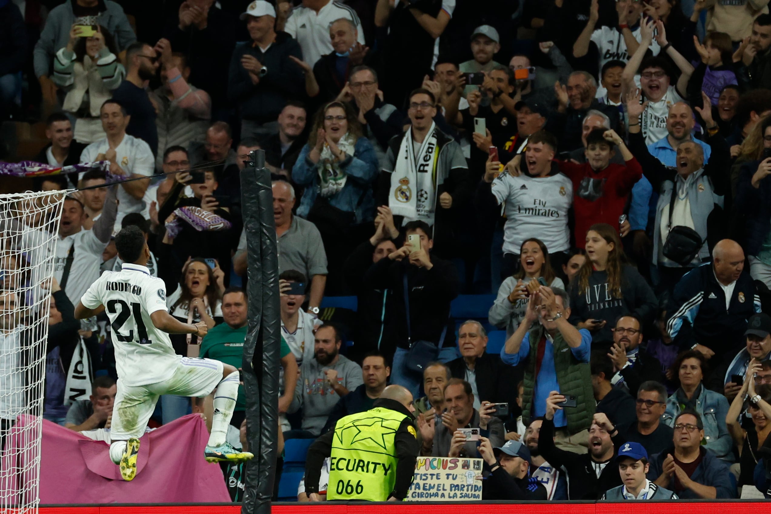 El delantero brasileño del Real Madrid Rodrygo Goes celebra tras marcar el 2-0