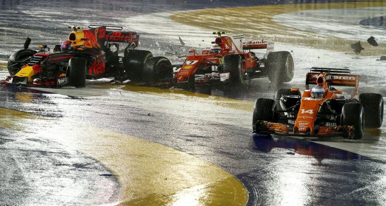 Momento del choque entre Verstappen (Red Bull), Raikkonen (Ferrari) y Fernando Alonso (McLaren) en Marina Bay. 