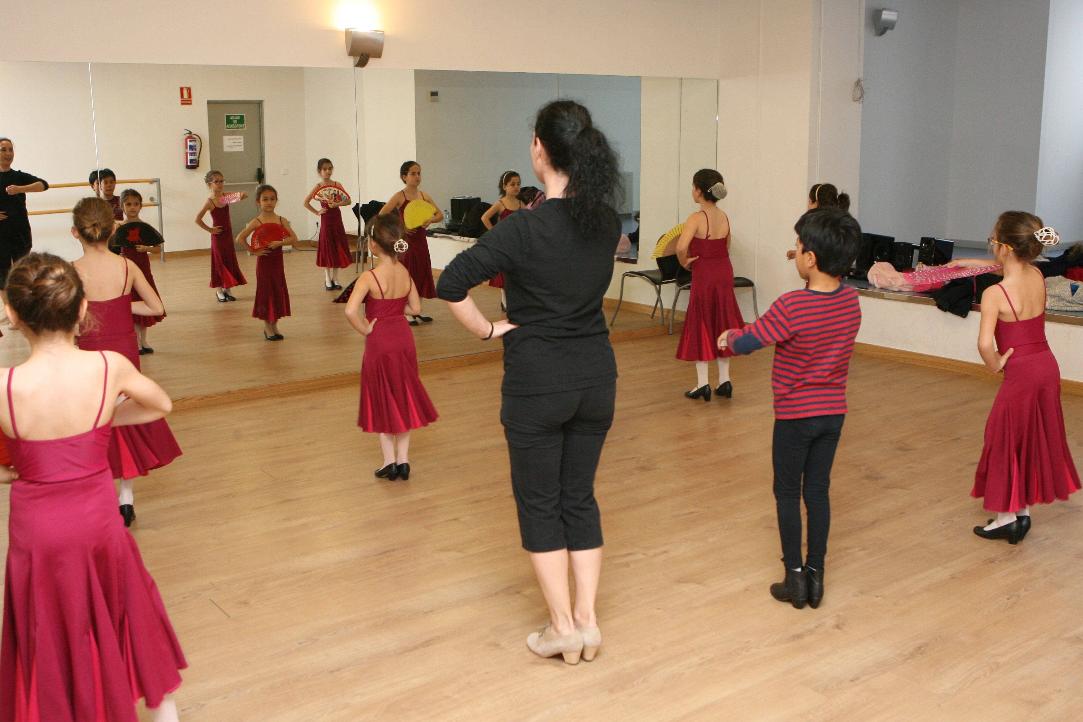 Niños asistiendo a una clase de danza