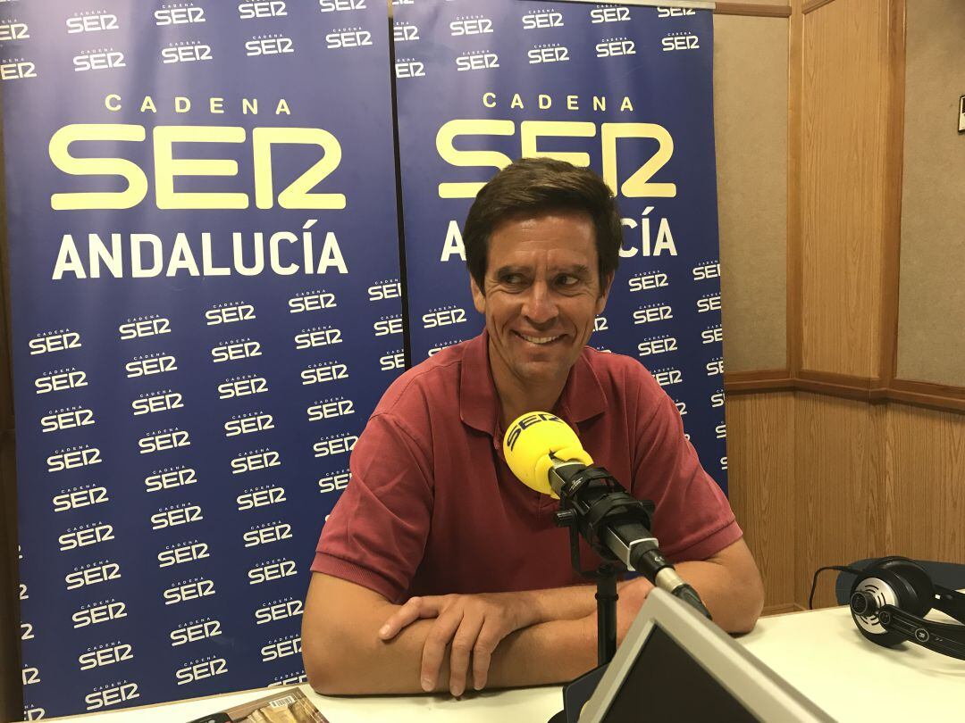 Eduardo Dávila Miura en el estudio central de Radio Sevilla