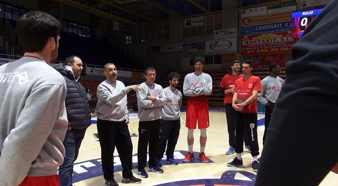 &#039;Jota&#039; Cuspinera, en el centro, junto a su segundo, José María Raventós (d), y Ferrán López, director deportivo (i), se dirigen a los jugadores sobre el parqué del Pabellón Fernando Martín.